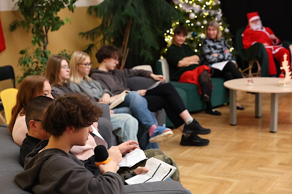 CZYTANIE POD CHOINKĄ